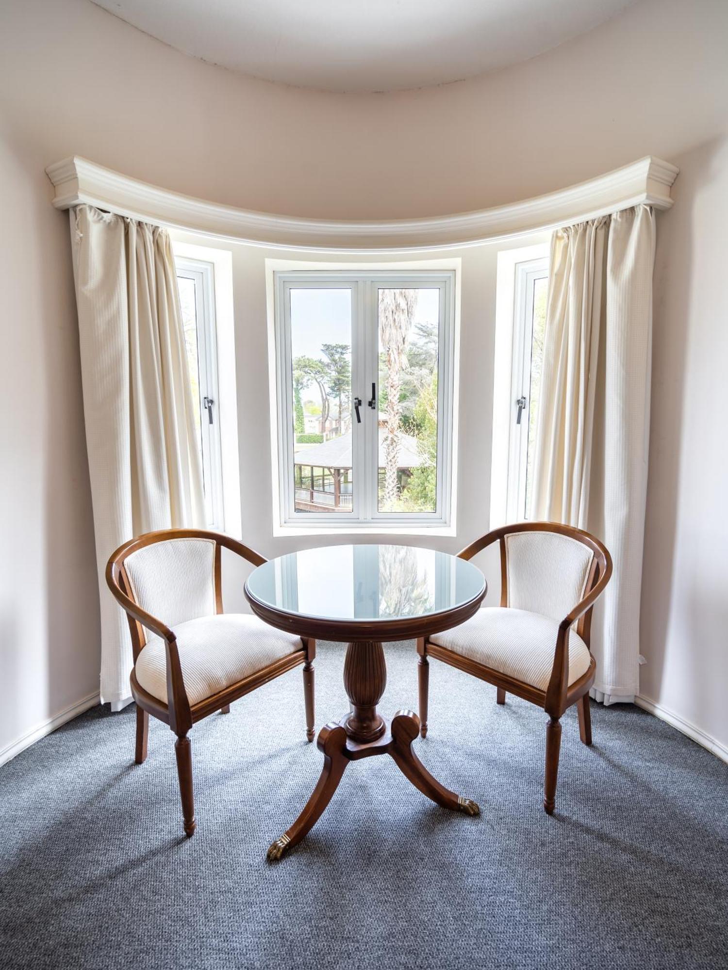 Parque Hotel Jean Clevers Punta del Este Dış mekan fotoğraf A window seat with a table and two chairs