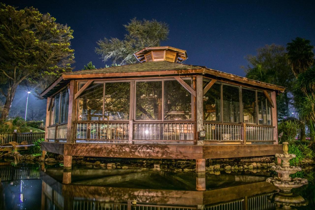 Parque Hotel Jean Clevers Punta del Este Dış mekan fotoğraf The gazebo at the center of the pond